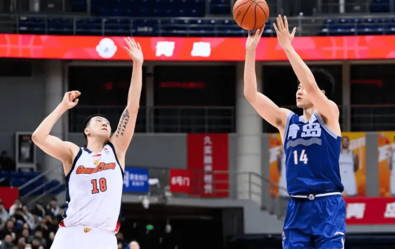 MK体育登录入口-广东男篮全场共出现32次犯规，其中4人五犯离场