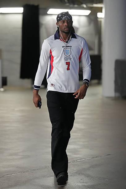 MK体育官方入口-这球衣帅，库明加赛前身着贝克汉姆英格兰球衣进入球馆